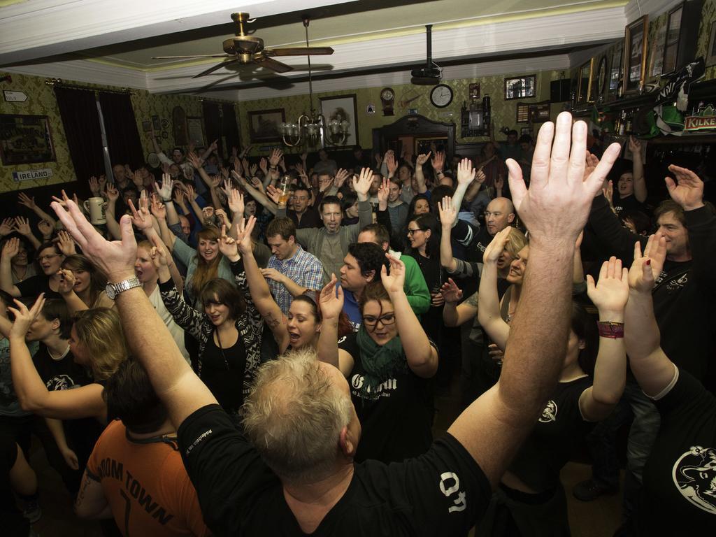 Hajo'S Germania Lodge & Irish Pub Rudesheim am Rhein Bagian luar foto