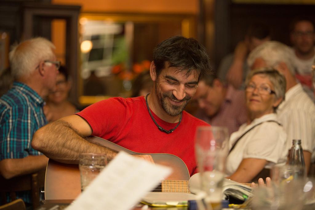 Hajo'S Germania Lodge & Irish Pub Rudesheim am Rhein Bagian luar foto