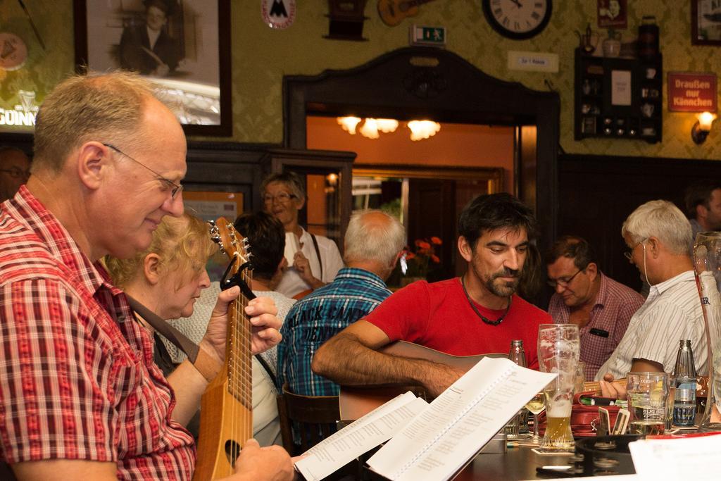 Hajo'S Germania Lodge & Irish Pub Rudesheim am Rhein Bagian luar foto