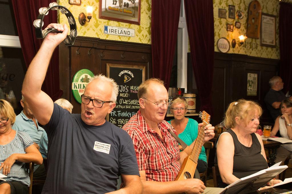Hajo'S Germania Lodge & Irish Pub Rudesheim am Rhein Bagian luar foto