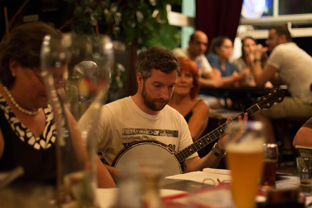 Hajo'S Germania Lodge & Irish Pub Rudesheim am Rhein Bagian luar foto
