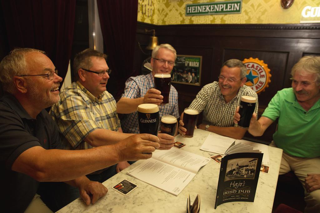 Hajo'S Germania Lodge & Irish Pub Rudesheim am Rhein Bagian luar foto