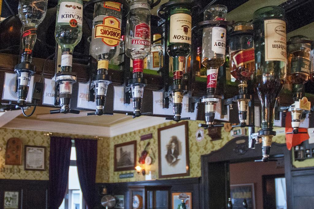 Hajo'S Germania Lodge & Irish Pub Rudesheim am Rhein Bagian luar foto