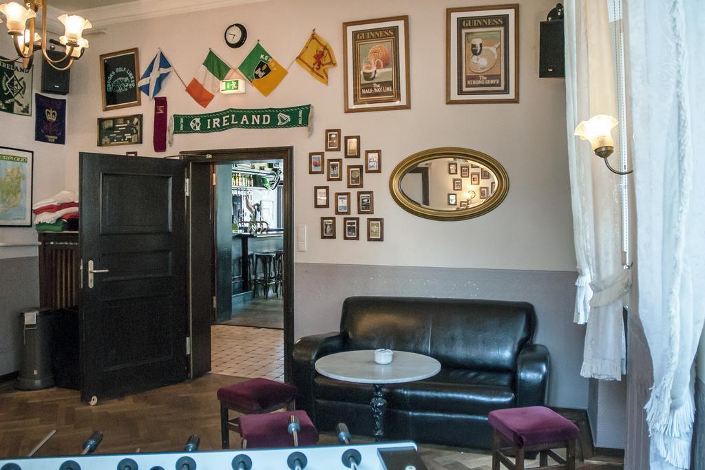 Hajo'S Germania Lodge & Irish Pub Rudesheim am Rhein Bagian luar foto